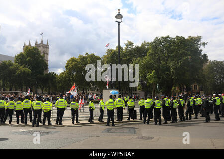 Londra REGNO UNITO. Il 7 settembre 2019. La polizia creare un cordone per separare estrema destra Pro Brexit membri dei democratici di Football Lads Alleanza dall UE-sostenitori marzo per modificare Credito: amer ghazzal/Alamy Live News Foto Stock