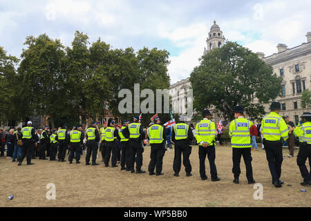 Londra REGNO UNITO. Il 7 settembre 2019. La polizia creare un cordone per separare estrema destra Pro Brexit membri dei democratici di Football Lads Alleanza dall UE-sostenitori marzo per modificare Credito: amer ghazzal/Alamy Live News Foto Stock