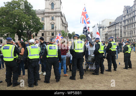 Londra REGNO UNITO. Il 7 settembre 2019. La polizia creare un cordone per separare estrema destra Pro Brexit membri dei democratici di Football Lads Alleanza dall UE-sostenitori marzo per modificare Credito: amer ghazzal/Alamy Live News Foto Stock