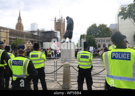 Londra REGNO UNITO. Il 7 settembre 2019. La polizia creare un cordone per separare estrema destra Pro Brexit membri dei democratici di Football Lads Alleanza dall UE-sostenitori marzo per modificare Credito: amer ghazzal/Alamy Live News Foto Stock