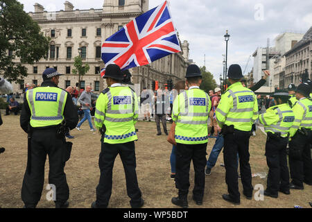 Londra REGNO UNITO. Il 7 settembre 2019. La polizia creare un cordone per separare estrema destra Pro Brexit membri dei democratici di Football Lads Alleanza dall UE-sostenitori marzo per modificare Credito: amer ghazzal/Alamy Live News Foto Stock