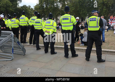 Londra REGNO UNITO. Il 7 settembre 2019. La polizia creare un cordone per separare estrema destra Pro Brexit membri dei democratici di Football Lads Alleanza dall UE-sostenitori marzo per modificare Credito: amer ghazzal/Alamy Live News Foto Stock