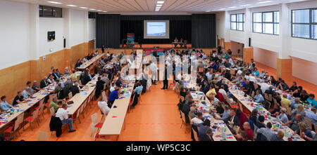 07 settembre 2019, Sassonia-Anhalt, Weißandt-Gölzau: delegati siedono in una sala multiuso allo stato conferenza di partito di AfD Sassonia-Anhalt. Il problema centrale è l'elezione di un nuovo membro corte di arbitrato. Foto: Peter Endig/dpa-Zentralbild/dpa Foto Stock