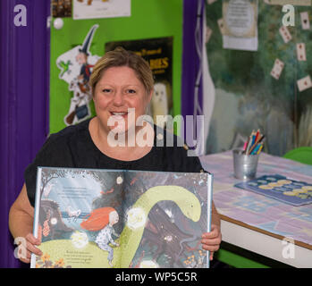 Brentwood Essex, UK. 7 Sep, 2019. Hollie Hughes, bambini foto libro autore, dà una lettura del suo libro più recente, la ragazza e il dinosauro al pollo e rana bambini's bookshop, Brentwood Essex Credit: Ian Davidson/Alamy Live News Foto Stock