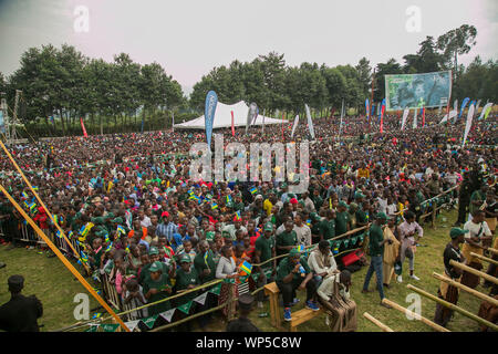 (190907) -- KIGALI, Sett. 7, 2019 (Xinhua) -- Le persone che frequentano la annuale di gorilla di montagna cerimonia di denominazione Kwita Izina nel distretto di Musanze, Ruanda, Sett. 6, 2019. Circa 50.000 persone dal Ruanda e all'estero sono state raccogliendo in area Kinigi, Musanze district, dal venerdì mattina e pomeriggio a testimoniare l annuale i gorilla di montagna cerimonia di denominazione Kwita Izina, che è stato introdotto nel 2005 per aumentare la consapevolezza circa la conservazione e per ringraziare europee per la loro persistente e preziosa partecipazione e sostegno per queste iniziative. Per andare con 'Funzione: Ruanda nomi in pericolo i gorilla di montagna a ra Foto Stock