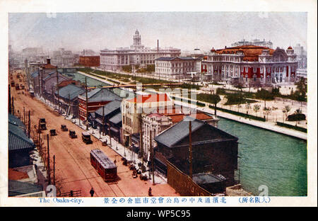 [ 1920s Giappone - TITOLO ] - Questa cartolina dal 1920 mostra un tram in Osaka il distretto commerciale di Kitahama e il governo locale sede di Nakanoshima, un'isola a sandwich tra il Dojima e Tosabori fiumi. Osaka è già stato completamente modernizzato. Il colore rosso maestoso edificio con il tetto arancione è la centrale di Osaka sala pubblica. Dietro di esso è la libreria di prefettura e dietro che Osaka City Hall. Xx secolo cartolina vintage. Foto Stock