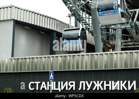 Mosca, Russia, 06 settembre 2019. La funivia che collega Vorobyovy Gory Luzhniki e passa sopra il fiume, dalle cabine della funicolare di beauti Foto Stock