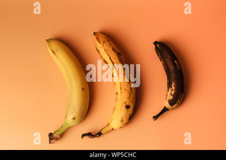 Brutto frutto modifica di tre banane da maturi per più coccolati marrone con macchie isolate. Il concetto di frutta non è vendibile per supermercati Foto Stock