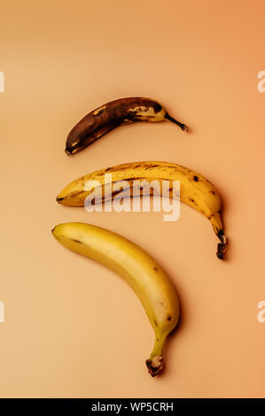 Brutto frutto modifica di tre banane da maturi per più coccolati marrone con macchie isolate. Il concetto di frutta non è vendibile per supermercati Foto Stock