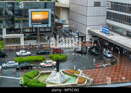 Fukuoka, Giappone - 13 Luglio 2019 - i Taxi e le vetture entrano per il prelevamento e il Rientro passeggeri presso la stazione di Hakata sulla luglio 13, 2019 a Fukuoka, Giappone Foto Stock