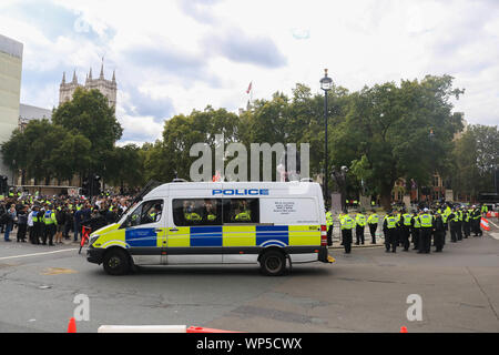 Londra REGNO UNITO. Il 7 settembre 2019. La polizia creare un cordone per separare estrema destra Pro Brexit membri dei democratici di Football Lads Alleanza dall UE-sostenitori marzo per modificare Credito: amer ghazzal/Alamy Live News Foto Stock