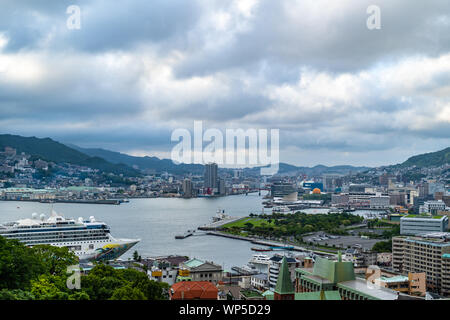 Nagasaki, Giappone - 11 Luglio 2019 - il timelapse di nuvole si muovono attraverso Nagasaki il cielo sopra il porto sulla luglio 11, 2019 a Nagasaki, in Giappone Foto Stock