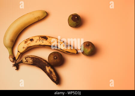 Brutto modifica frutto di banane da maturi per più coccolati marrone con macchie e decadeva limes isolato. Il concetto di frutta non è vendibile per Foto Stock