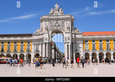 Una vista di Lisbona dell'Arco de Rua Augusta preso mentre in piedi in piazza commerciale, noto come Praça do Comércio o Terreiro do Paço in portoghese Foto Stock