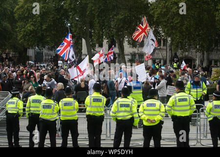 Londra REGNO UNITO. Il 7 settembre 2019. La polizia creare un cordone per separare estrema destra Pro Brexit membri dei democratici di Football Lads Alleanza dall UE-sostenitori marzo per modificare Credito: amer ghazzal/Alamy Live News Foto Stock