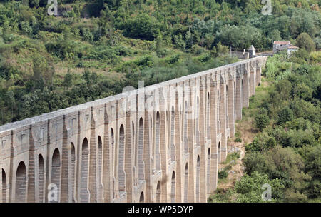 Fantastica vista di Caroline acquedotto anche chiamato acquedotto Vanvitelli vicino a Caserta città nel Sud Italia Foto Stock