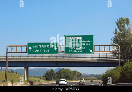 Italian cartello stradale in autostrada vicino Roma città e le direzioni delle frecce a Napoli Foto Stock