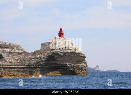 Piccolo antico faro rosso vicino alla città di Bonifacio in Corsica isola francese nel Mar Mediterraneo in Europa Foto Stock