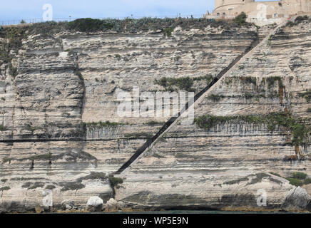 Cliffed costa della città di Bonifacio e la famosa scalinata di Re di Aragona sulla roccia in Corsica Francia Foto Stock