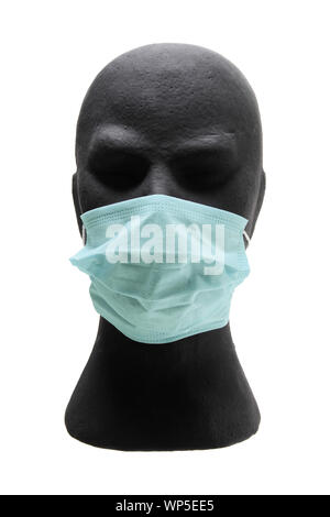 Fantoccio testa con mascherina chirurgica su sfondo bianco Foto Stock