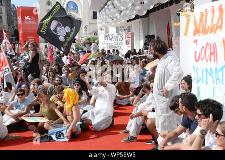 Venezia, Italia - 07 September, 2019. Persone occupano il tappeto rosso durante una manifestazione contro il cambiamento climatico, prima della cerimonia di premiazione del Festival di Venezia al Palazzo del Cinema su Settembre 07, 2019 a Venezia, Italia. © Andrea Merola/risveglio/Alamy Live News Foto Stock