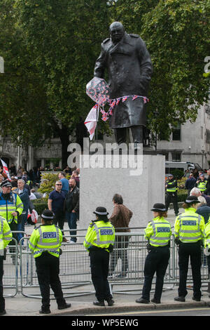 Londra REGNO UNITO. Il 7 settembre 2019. La polizia creare un cordone per separare estrema destra Pro Brexit membri dei democratici di Football Lads Alleanza dall UE-sostenitori marzo per modificare Credito: amer ghazzal/Alamy Live News Foto Stock