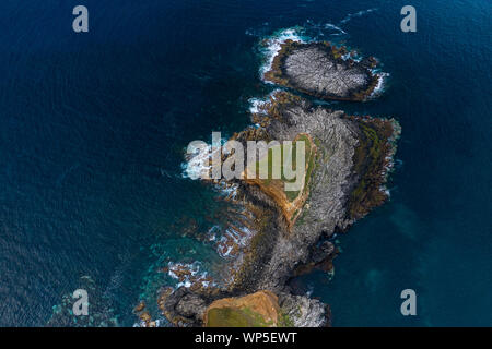 La Ponta das Contendas Faro (Portoghese: Farol da Ponta das Contendas) faro è situato lungo il promontorio di Contendas, nel civile pa Foto Stock