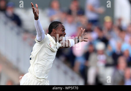 L'Inghilterra del Jofra Archer celebra tenendo il paletto dell'Australia Marnus Labuschagne durante il giorno 4 del quarto ceneri Test a Emirates Old Trafford, Manchester. Foto Stock