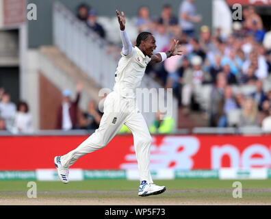 L'Inghilterra del Jofra Archer celebra tenendo il paletto dell'Australia Marnus Labuschagne durante il giorno 4 del quarto ceneri Test a Emirates Old Trafford, Manchester. Foto Stock