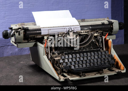 In stile retrò immagine di una vecchia macchina da scrivere su un tavolo Foto Stock