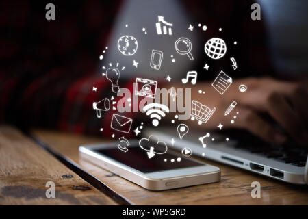 Smartphone con doodle rete e comunicazione icone piana. La tecnologia digital nozione comunitaria. Foto Stock