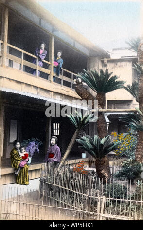 [ 1900 Giappone - la casa e il giardino ] - quattro donne in kimono e acconciature tradizionali presentano in corrispondenza di una grande storia di due casa privata. Xx secolo cartolina vintage. Foto Stock