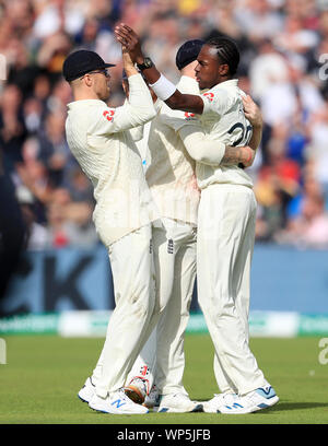 L'Inghilterra del Jofra Archer (destra) celebra con i suoi compagni di squadra dopo aver preso il paletto dell'Australia Travis testa durante il giorno 4 del quarto ceneri Test a Emirates Old Trafford, Manchester. Foto Stock