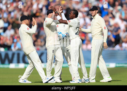 L'Inghilterra del Jofra Archer (seconda a destra) celebra con i suoi compagni di squadra dopo aver preso il paletto dell'Australia Travis testa durante il giorno 4 del quarto ceneri Test a Emirates Old Trafford, Manchester. Foto Stock