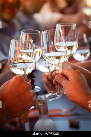 Il vino bianco in bevande servite per un partito amichevole in un bar o un ristorante Foto Stock