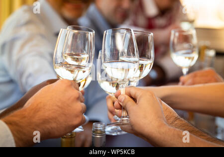 Il vino bianco in bevande servite per un partito amichevole in un bar o un ristorante Foto Stock