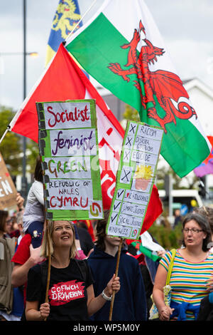 Manifestanti marzo per il gallese indipendenza attraverso le strade di Merthyr Tudful, 7 marzo 2019. Foto Stock