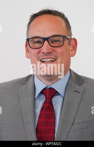 Weißandt-Gölzau, Germania. 07 settembre 2019, Sassonia-Anhalt, Weißandt-Gölzau: Martin Reichardt, AfD membro leader della Sassonia-Anhalt, sorrisi a membro conferenza di partito di AfD Sassonia-Anhalt. Il problema centrale è l'elezione di un nuovo membro corte di arbitrato. Foto: Peter Endig/dpa-Zentralbild dpa/credito: dpa picture alliance/Alamy Live News Foto Stock