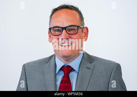 Weißandt-Gölzau, Germania. 07 settembre 2019, Sassonia-Anhalt, Weißandt-Gölzau: Martin Reichardt, AfD membro leader della Sassonia-Anhalt, sorrisi a membro conferenza di partito di AfD Sassonia-Anhalt. Il problema centrale è l'elezione di un nuovo membro corte di arbitrato. Foto: Peter Endig/dpa-Zentralbild dpa/credito: dpa picture alliance/Alamy Live News Foto Stock