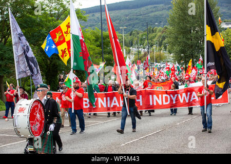 Manifestanti marzo per il gallese indipendenza attraverso le strade di Merthyr Tudful, 7 marzo 2019. Foto Stock