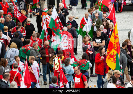 Manifestanti marzo per il gallese indipendenza attraverso le strade di Merthyr Tudful, 7 marzo 2019. Foto Stock