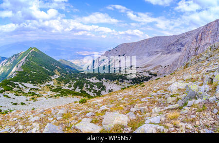 Vista su alcune delle vette più alte della montagna Pirin, Bulgaria Foto Stock