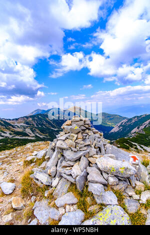 Vista su alcune delle vette più alte della montagna Pirin, Bulgaria Foto Stock