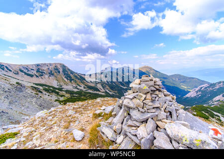 Vista su alcune delle vette più alte della montagna Pirin, Bulgaria Foto Stock