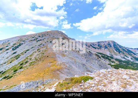 Vista su alcune delle vette più alte della montagna Pirin, Bulgaria Foto Stock