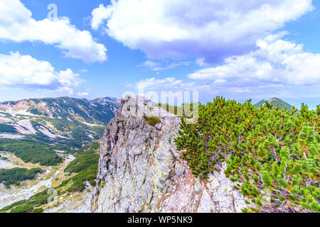 Vista su alcune delle vette più alte della montagna Pirin, Bulgaria Foto Stock