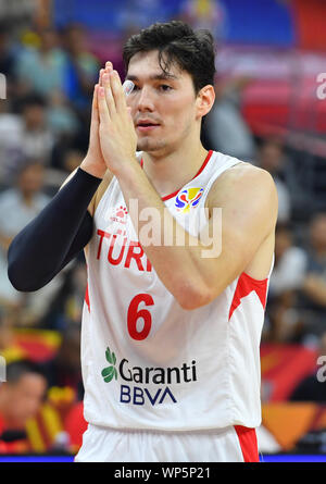 Il Dongguan, la Cina della provincia di Guangdong. 7 Sep, 2019. Cedi Osman della Turchia reagisce durante il gruppo o corrispondenza tra il Montenegro e la Turchia al 2019 FIBA World Cup in Dongguan, Cina del sud della provincia di Guangdong, Sett. 7, 2019. Credito: Zhu Zheng/Xinhua/Alamy Live News Foto Stock