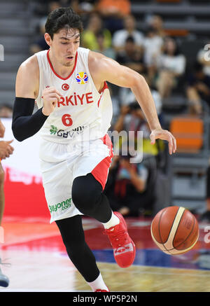 Il Dongguan, la Cina della provincia di Guangdong. 7 Sep, 2019. Cedi Osman della Turchia insegue la sfera durante il gruppo o corrispondenza tra il Montenegro e la Turchia al 2019 FIBA World Cup in Dongguan, Cina del sud della provincia di Guangdong, Sett. 7, 2019. Credito: Deng Hua/Xinhua/Alamy Live News Foto Stock