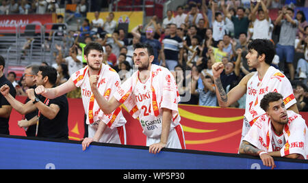 Il Dongguan, la Cina della provincia di Guangdong. 7 Sep, 2019. Membri della Turchia celebrare durante il gruppo o corrispondenza tra il Montenegro e la Turchia al 2019 FIBA World Cup in Dongguan, Cina del sud della provincia di Guangdong, Sett. 7, 2019. Credito: Deng Hua/Xinhua/Alamy Live News Foto Stock