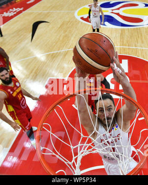 Il Dongguan, la Cina della provincia di Guangdong. 7 Sep, 2019. Semih Erden della Turchia schiacciate durante il gruppo o corrispondenza tra il Montenegro e la Turchia al 2019 FIBA World Cup in Dongguan, Cina del sud della provincia di Guangdong, Sett. 7, 2019. Credito: Deng Hua/Xinhua/Alamy Live News Foto Stock